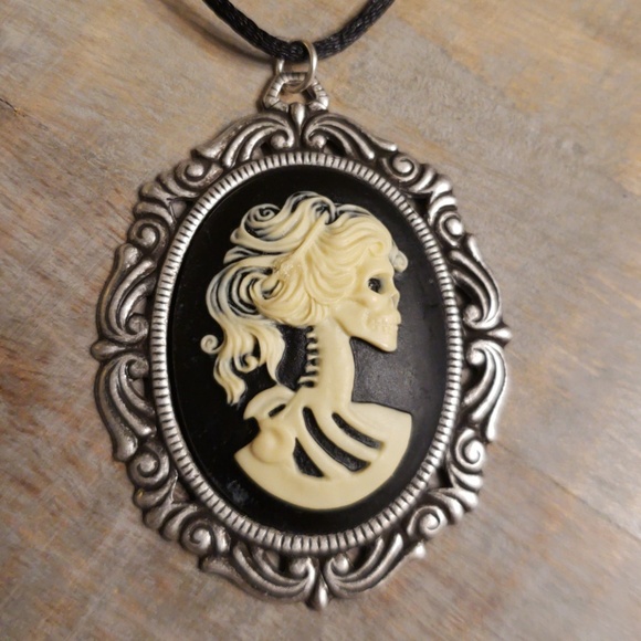 Real Metal Jewelry Large Lolita Cameo Silver Necklace